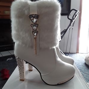 Size 7 white boots